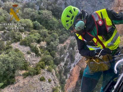 Agente de la Guardia Civil durante el rescate del cuerpo de un barranquista francés en la Sierra de Guara (Huesca), este martes.