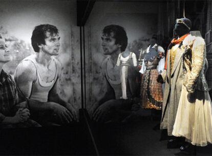 Algunos de los trajes que se muestran en la exposición de Rudolf  Nureyev.