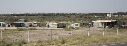 Barracones de madera y lata donde habitan los trabajadores de Godea, comercializadora de chile, cuyo propietario niega el acceso a este medio. En muchos de los ranchos se ha colocado seguridad privada para obstaculizar el acceso a las inspecciones de las autoridades estatales. En varias ocasiones, los equipos de inspección han sido interceptados por varias camionetas con hombres con armas largas. 