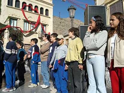 Un grupo de niños celebra en día del sida en Valencia