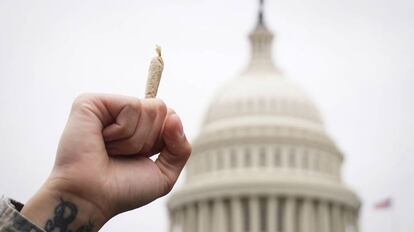 Ativista pró-maconha ergue um ‘baseado’ durante recente manifestação em Washington.