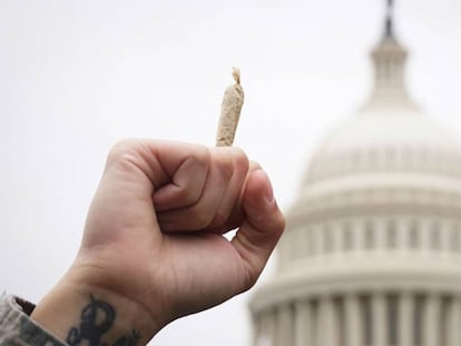 Ativista pró-maconha ergue um ‘baseado’ durante recente manifestação em Washington.