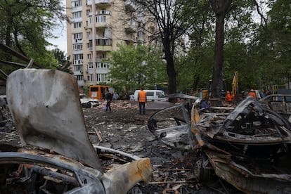 Zona residencial alcanzada por un ataque con drones rusos en Odesa, este domingo.