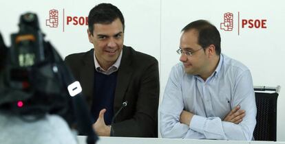 El secretario general del PSOE, Pedro Sánchez (i), y el secretario de Organización, Cesar Luena, al inicio de la reunión de la Comisión Ejecutiva Federal este lunes.