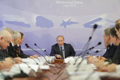 El primer ministro ruso, Vladímir Putin, preside una reunión durante su visita a una fábrica ayer en la ciudad de Votkinsk.