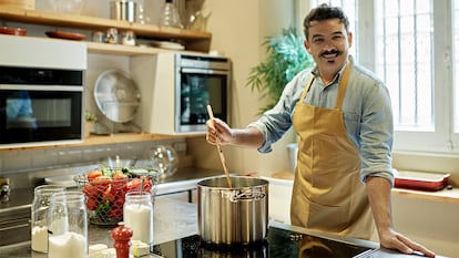 Un hombre cocinando en su casa.