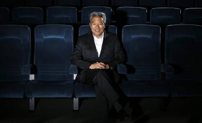 Kevin Tsujihara, posando en una sala de proyección de Warner Bros en Burbank, California.