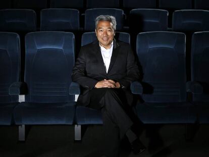 Kevin Tsujihara, posando en una sala de proyección de Warner Bros en Burbank, California.