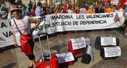 Maletas que ilustraban el exilio de profesionales en la protesta de ayer en la plaza de la Virgen de Valencia.