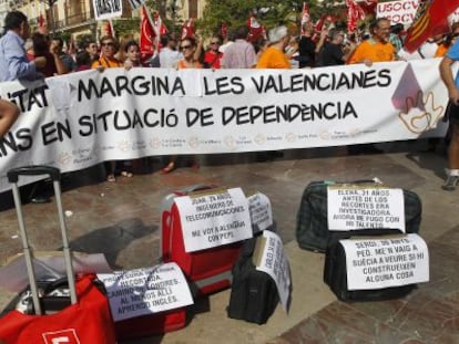 Maletas que ilustraban el exilio de profesionales en la protesta de ayer en la plaza de la Virgen de Valencia.