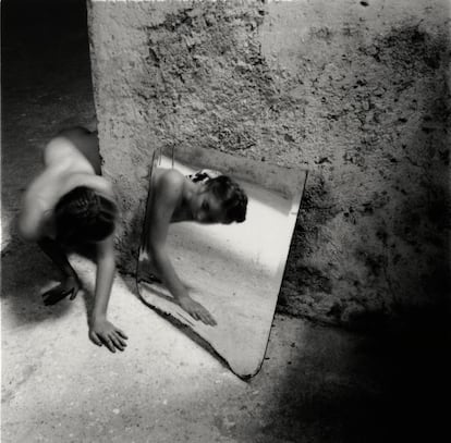 Francesca Woodman aparece y desaparece y busca el reflejo de los espejos para jugar con el rostro y las sombras.