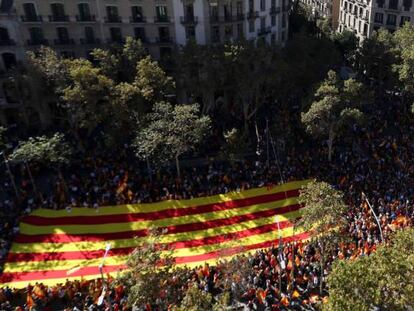 Miles de personas se concentran en el Paseo de Gracia de Barcelona, en la manifestación convocada por la entidad Societat Civil Catalana en el centro de la ciudad bajo el lema "Todos somos Cataluña".