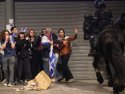 La policía montada dispersaba a manifestantes en Tel Aviv en la madrugada de este martes.