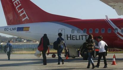 Un avión de la compañía Helitt en el aeropuerto de Hondarribia.