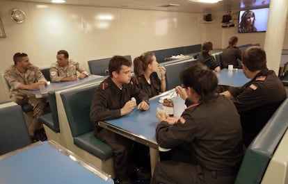 Algunos integrantes del barco, en el comedor de cabos y marinería.