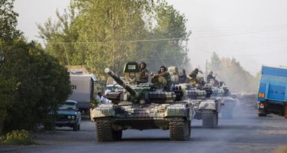 Un tanque del Ejército de Azerbaiyán se dirige hacia la frontera con Armenia.