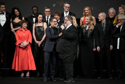 Gael García Bernal y Guillermo del Toro cantan una ranchera en la gala del 75º aniversario de Cannes el martes.
