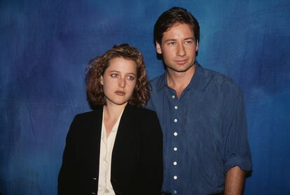 Gillian Anderson, que en la imagen posa con David Duchovny en 1993, ha admitido que al comienzo de su carrera se negaba a sonreir en algunos posados, harta de que todo el mundo se lo exigiese.