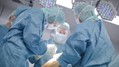 Doctores y personal sanitario en un quir&oacute;fano en el cant&oacute;n de Nidwalden, Suiza.