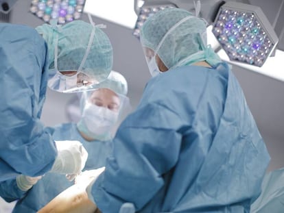 Doctores y personal sanitario en un quir&oacute;fano en el cant&oacute;n de Nidwalden, Suiza.