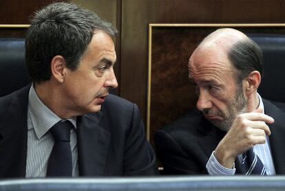 José Luis Rodríguez Zapatero habla con Alfredo Pérez Rubalcaba en la sesión de control.