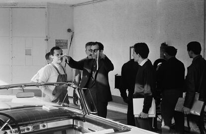 Godard dirige una escena del corto 'La pereza', una de las partes de la película coral de 1962 'Los siete pecados capitales'.  