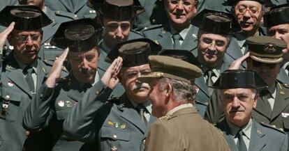 Miembros de la guardia civil saludan a don Juan Carlos en un acto oficial en 2007.