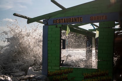 El agua rompe en las casas a la orilla del mar.