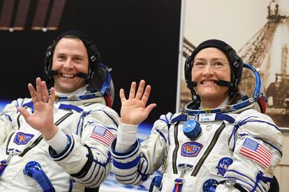 Debido a la no disponibilidad de trajes para las dos mujeres, McClain finalmente ser substituida por su compa?ero Nick Hague. En la foto, Christina Koch y Nick Hague, minutos antes del lanzamiento de la nave espacial Soyuz MS-12 en el cosmdromo de de Baikonur, Kazajistn, el 14 de marzo de 2019.