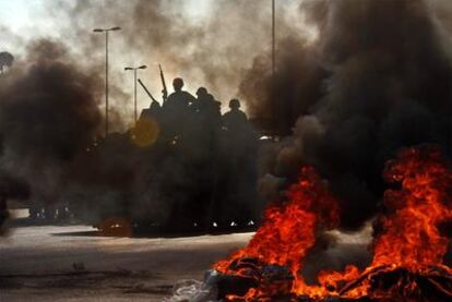 Soldados libaneses montan guardia junto a una barricada de neumáticos quemados durante una manifestación en Beirut.