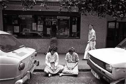 Dos mujeres rezan en la acera frente a la sala de cine Alphaville, en Madrid, donde se proyecta 'Yo te saludo, Mara' de Jean-Luc Godard, considerada blasmefa por sectores ultracatlicos, en junio de 1985.