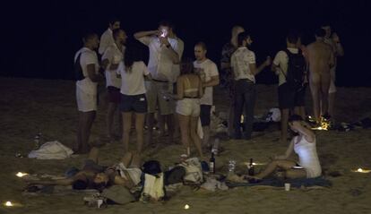 'Botellón' a la platja de la Mar Bella de Barcelona.