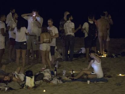 'Botellón' a la platja de la Mar Bella de Barcelona.