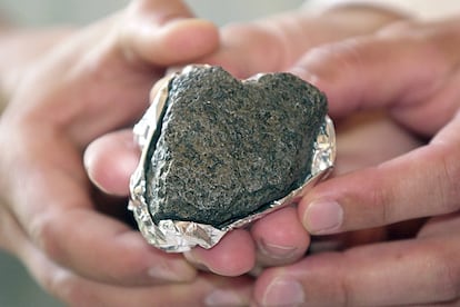 Presentación del meteorito de Marte "Sayh al Uhaymir 094" en Berna (Suiza), por los geólogos suizos Marc Hauser y  Lorenz Moser, descubierto en el desierto de  Oman, foto de archivo