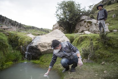 Amílcar Romero, 32 años, presidente de Ankawa International, una organización peruana de derechos humanos, toma una muestra de agua cerca de Las Bambas para un estudio ambiental. “Challhuahuacho es un área donde la informalidad, la ilegalidad y la corrupción se vuelven una. Por ejemplo, la policía local es sobornada por la mina. Lo mismo sucede con otros funcionarios importantes en Lima que son comprados o influenciados por Las Bambas. Tengo información de que los estudios de impacto ambiental presentados por Las Bambas al gobierno central fueron retocados. El gobierno está cerrando los ojos. Cualquiera que haya intentado hacer las cosas correctamente aquí ha perdido inmediatamente su trabajo o ha sido llevado a juicio por razones extrañas. Incluso los académicos que presentan datos para aclarar la situación son intimidados por las autoridades, o incluso detenidos. En otras palabras, criticar la mina se ha convertido en equivalente a criticar al Estado ".