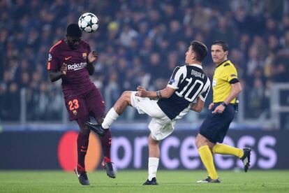 Samuel Umtiti, defensa del Barcelona, despeja el balón de cabeza.