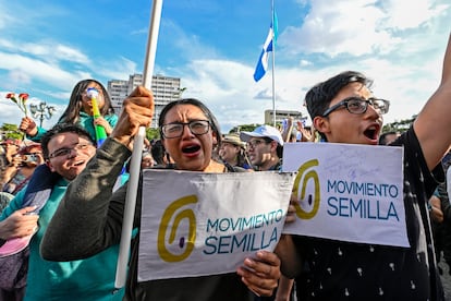 Seguidores de Bernardo Arévalo celebran el resultado de la primera vuelta de las elecciones, en Ciudad de Guatemala, el pasado 26 de junio.