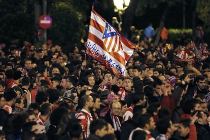 Cuando terminó el partido, los seguidores del Atlético de Madrid acudieron a Neptuno para celebrar que son los nuevos campeones de la Copa del Rey.