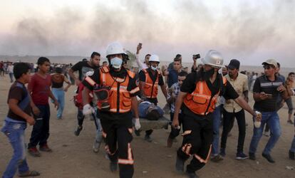 Los servicios de emergencia evacúan a un joven herido durante la protesta, el 12 de octubre de 2018, en la Franja de Gaza. 