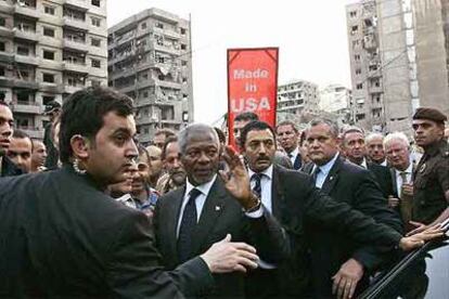 El secretario general de Naciones Unidas, Kofi Annan, en un distrito de Beirut que sufrió daños en la guerra.