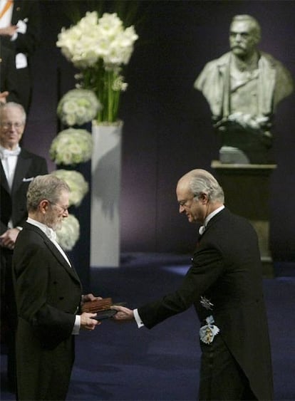 El estadounidense George Smith recibe el Premio Nobel de Física de manos del rey de Suecia, Carl Gustav.