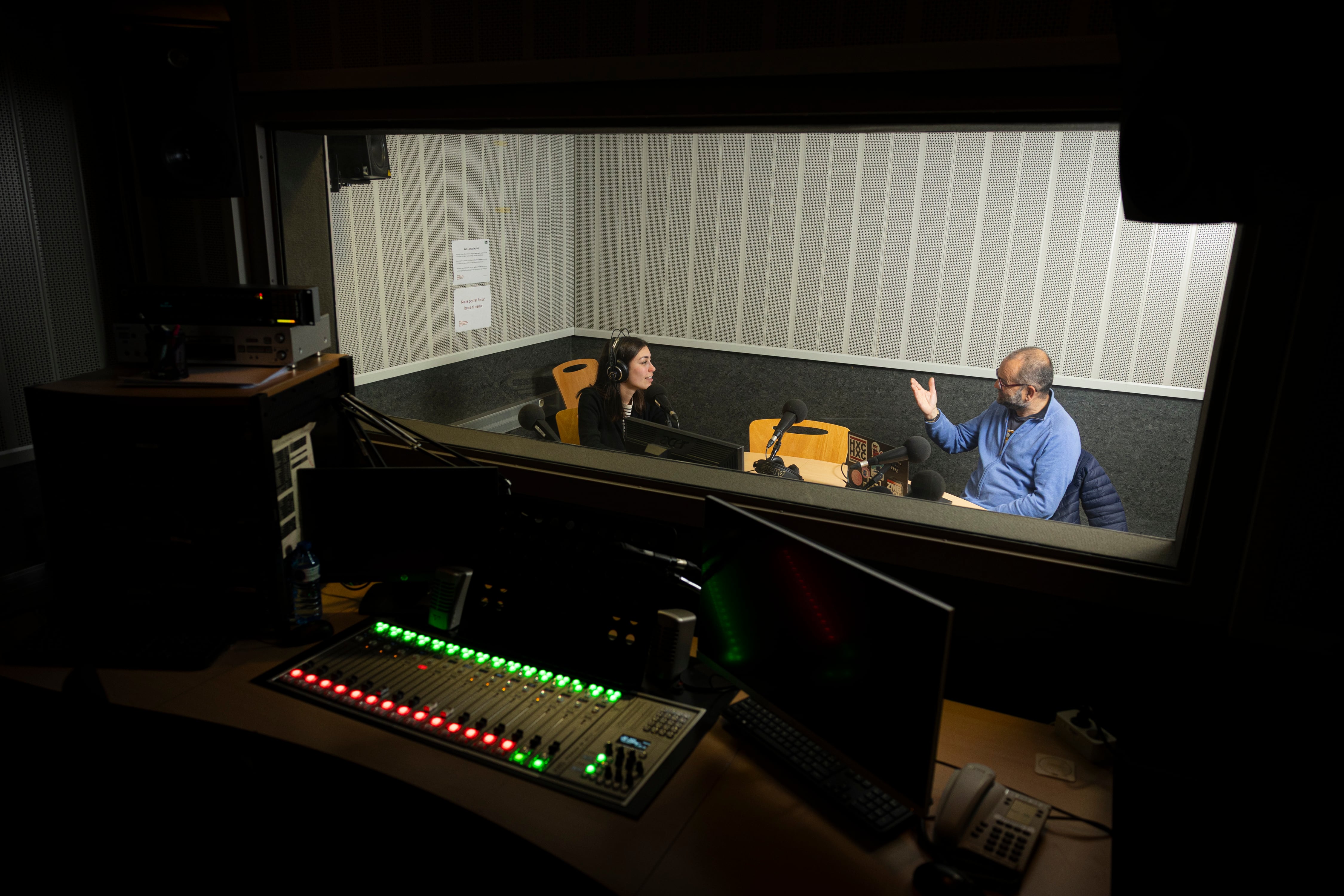 Simulacro de funcionamiento del prototipo SignarIA, en unos estudios de radio de la Universidad Pompeu Fabra. 