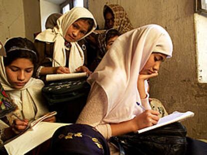 Las niñas vuelven al "cole" en Afganistán. Las alumnas mayores de nueve años regresaron ayer a las escuelas de Afganistán tras los seis años de prohibición impuesta por el régimen de los talibanes a la educación de niñas y de adolescentes.