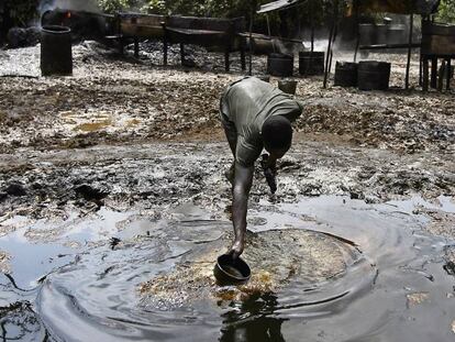 Un hombre en medio del vertido de una refiner&iacute;a ilegal de crudo en Nigeria.&ensp;