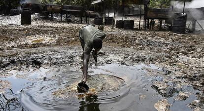 Un hombre en medio del vertido de una refiner&iacute;a ilegal de crudo en Nigeria.&ensp;