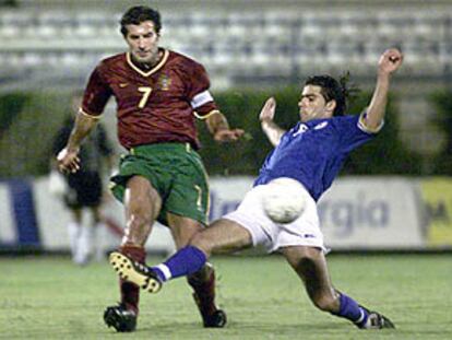 Un defensor entra a Figo durante el partido Chipre-Portugal, en Larnaca.