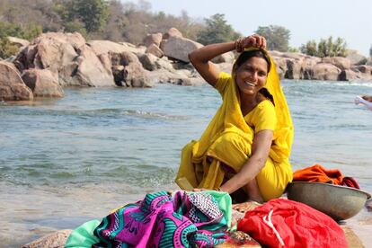 Una mujer lava la ropa a orillas del río Betwa en Orchha. La mujeres de las áreas rurales se ven doblemente afectadas: tanto por la pobreza como por la discriminación.