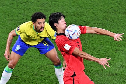 El coreano Kim Jin-su controla un balón con el pecho ante el central brasileño Marquinhos.