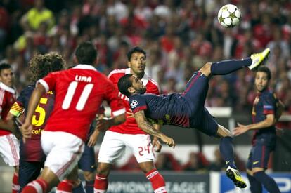 Alves, en un remate acrobático ante el Benfica