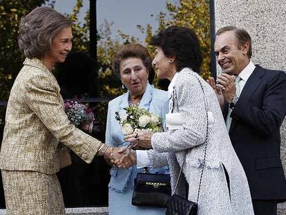 La reina Sofía saluda a Paloma O'Shea, ante los duques de Badajoz.
